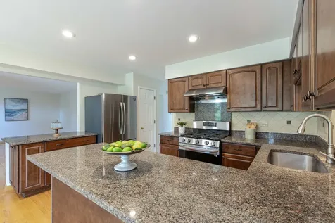 810 Edgemere Road Buffalo Grove IL 60089