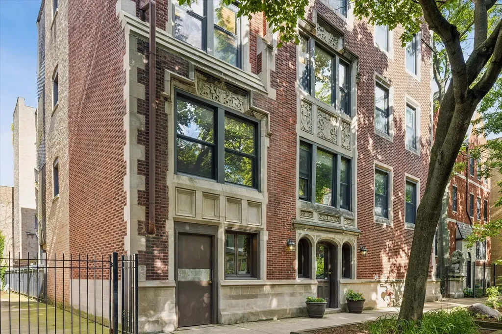 6829 North Lakewood Avenue Chicago IL 60626