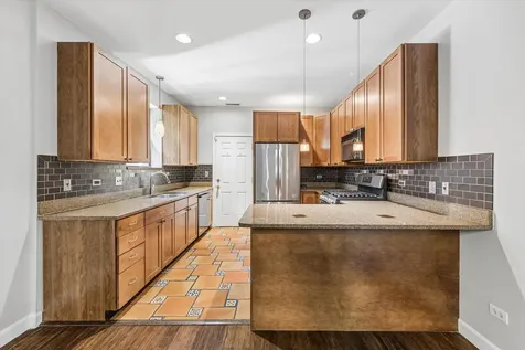6829 North Lakewood Avenue Chicago IL 60626