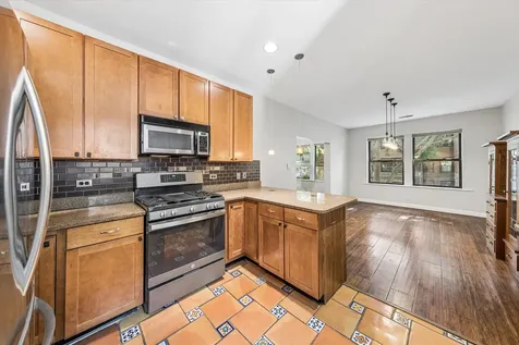 6829 North Lakewood Avenue Chicago IL 60626