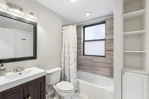 6829 North Lakewood Avenue Chicago IL 60626