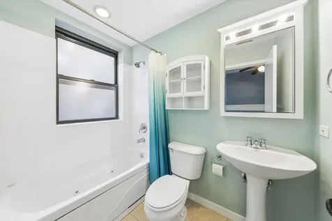6829 North Lakewood Avenue Chicago IL 60626