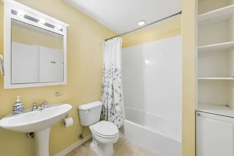 6829 North Lakewood Avenue Chicago IL 60626