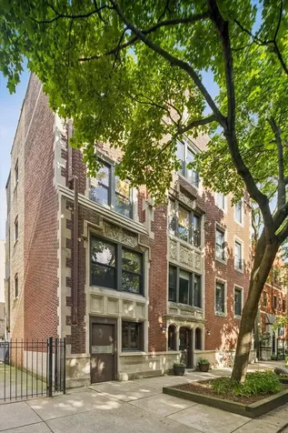 6829 North Lakewood Avenue Chicago IL 60626