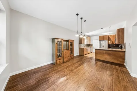 6829 North Lakewood Avenue Chicago IL 60626