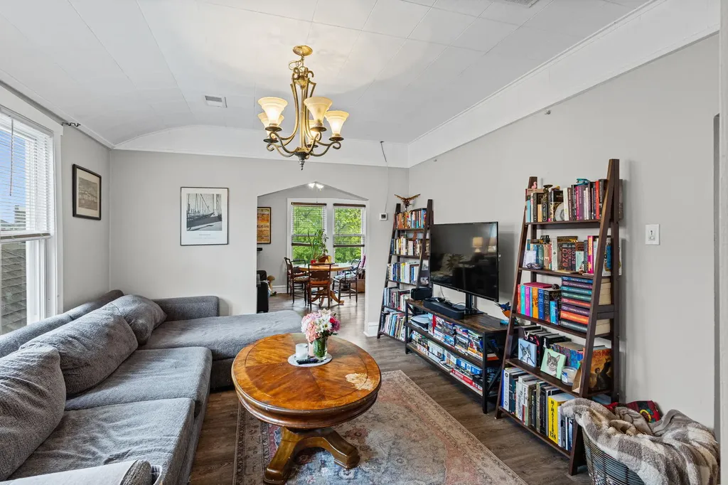5725 West Giddings Street Chicago IL 60630