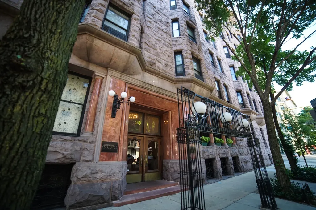 2800 North Pine Grove Avenue Chicago IL 60657