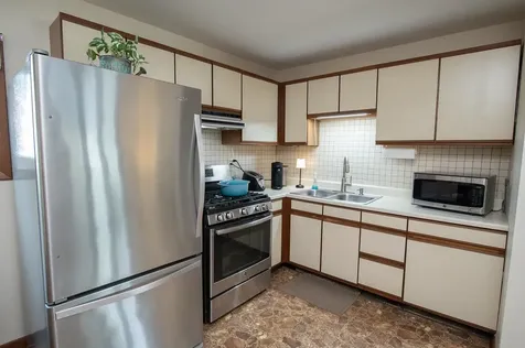 2739 North Pine Street Waukegan IL 60087