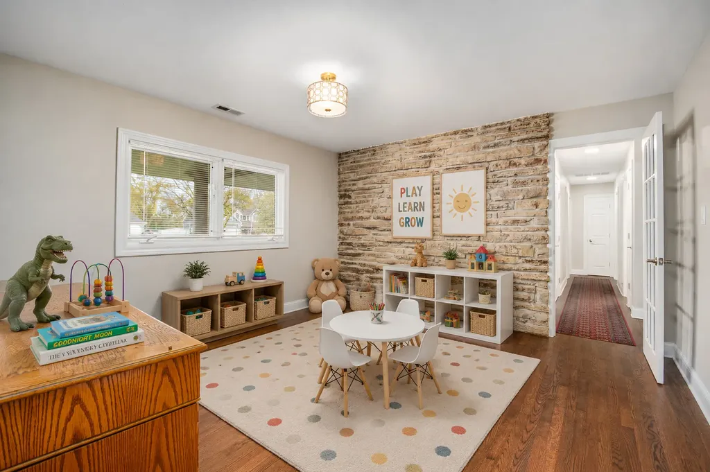 22W689 Elmwood Drive Glen Ellyn IL 60137