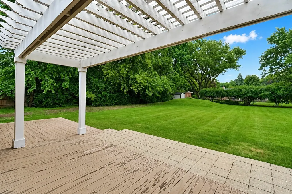 22W689 Elmwood Drive Glen Ellyn IL 60137