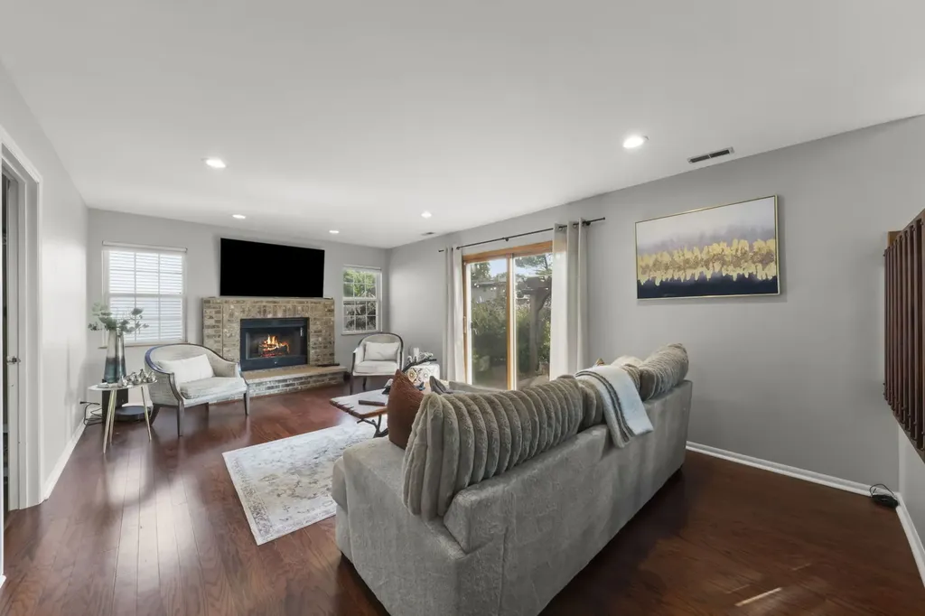 495 West Cimarron Drive Aurora IL 60504