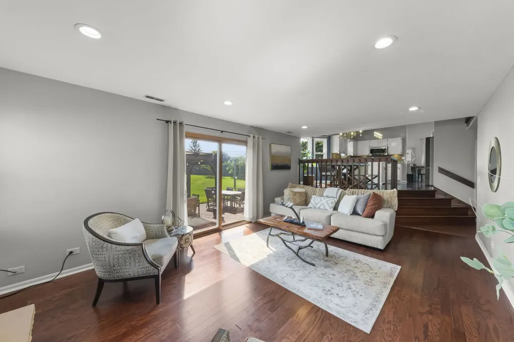 495 West Cimarron Drive Aurora IL 60504