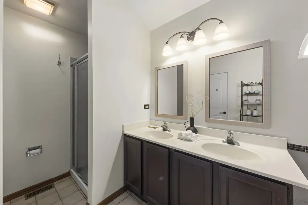 495 West Cimarron Drive Aurora IL 60504
