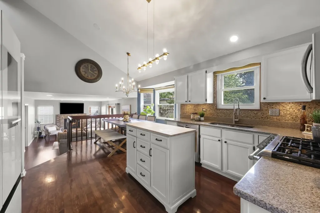 495 West Cimarron Drive Aurora IL 60504