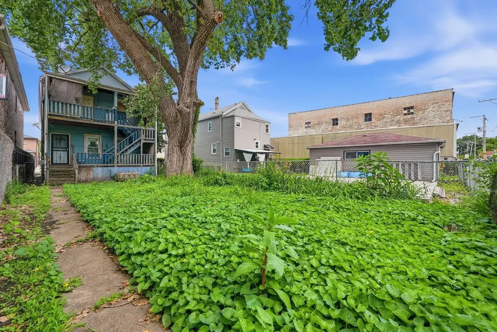 541 West Root Street Chicago IL 60609