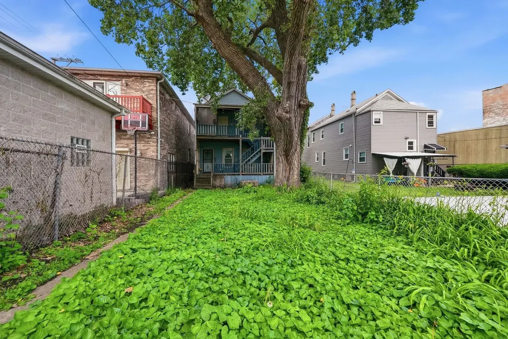 541 West Root Street Chicago IL 60609