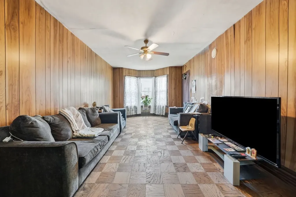 541 West Root Street Chicago IL 60609