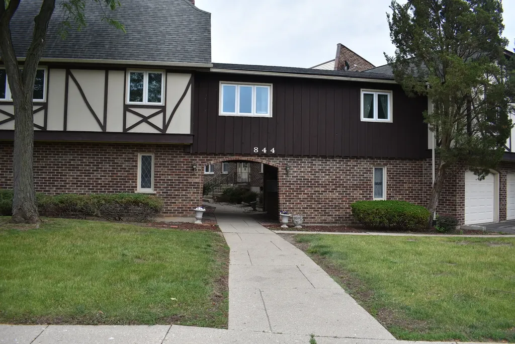 844 Village Quarter Road West Dundee IL 60118