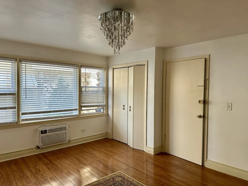 8518 West Rascher Avenue Chicago IL 60656