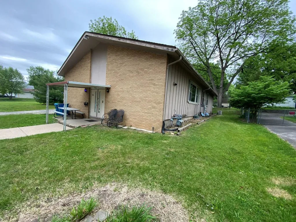 1004 Hemlock Avenue Dixon IL 61021