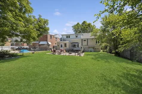 1646 Portsmouth Avenue Westchester IL 60154