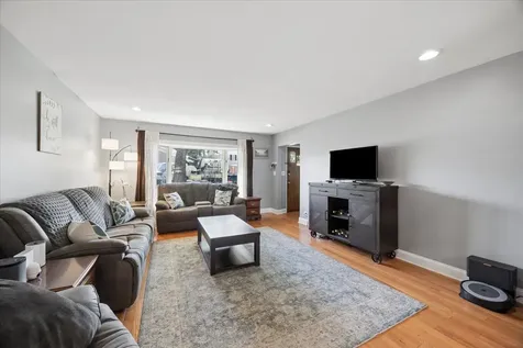 1646 Portsmouth Avenue Westchester IL 60154