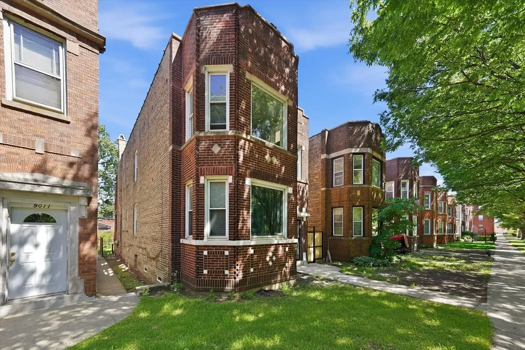 9015 South Muskegon Avenue Chicago IL 60617