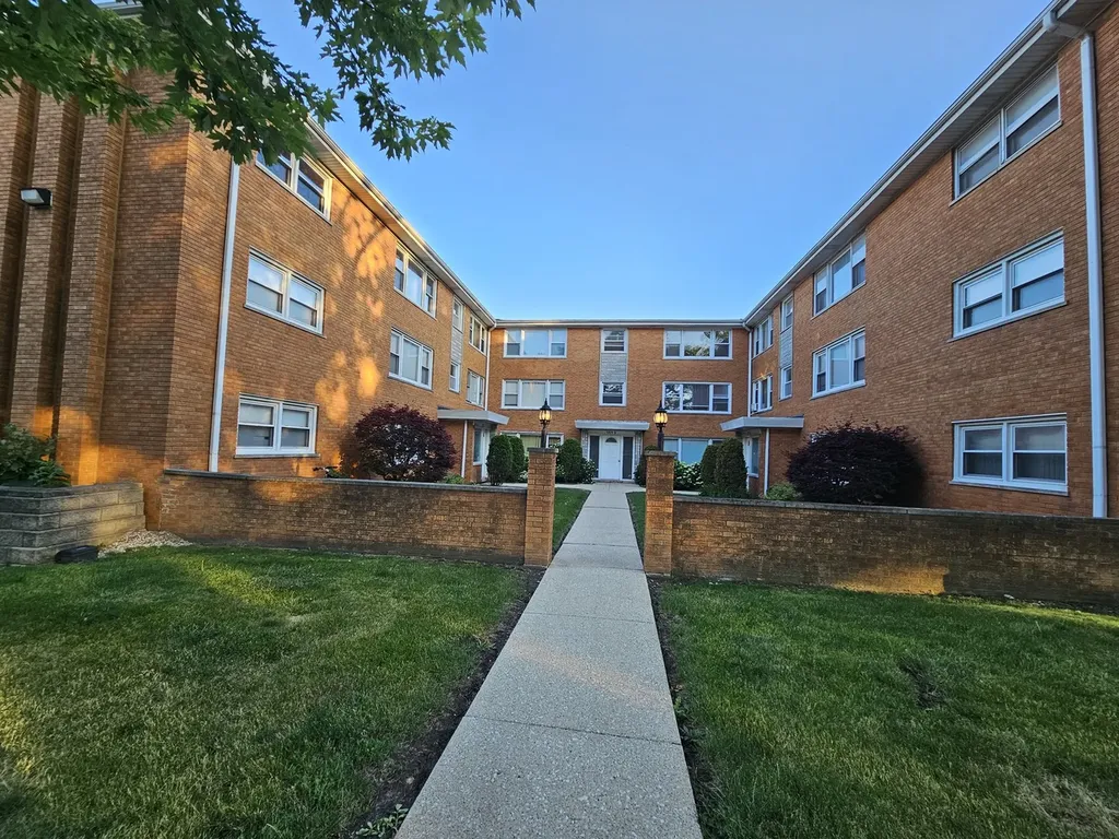 6925 West 64th Place Chicago IL 60638