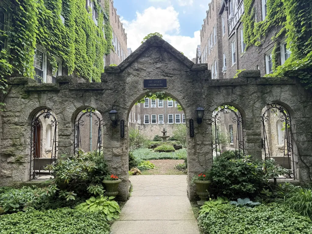 2329 West Farwell Avenue Chicago IL 60645
