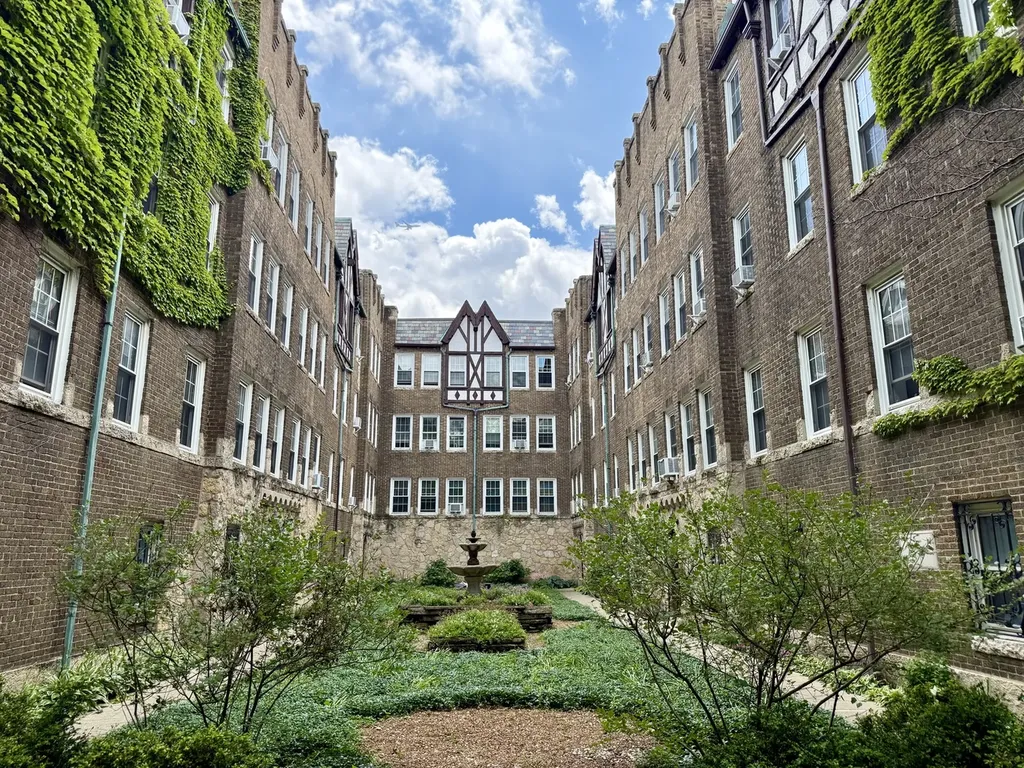 2329 West Farwell Avenue Chicago IL 60645