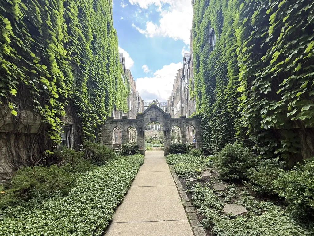 2329 West Farwell Avenue Chicago IL 60645