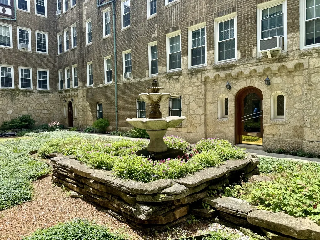 2329 West Farwell Avenue Chicago IL 60645