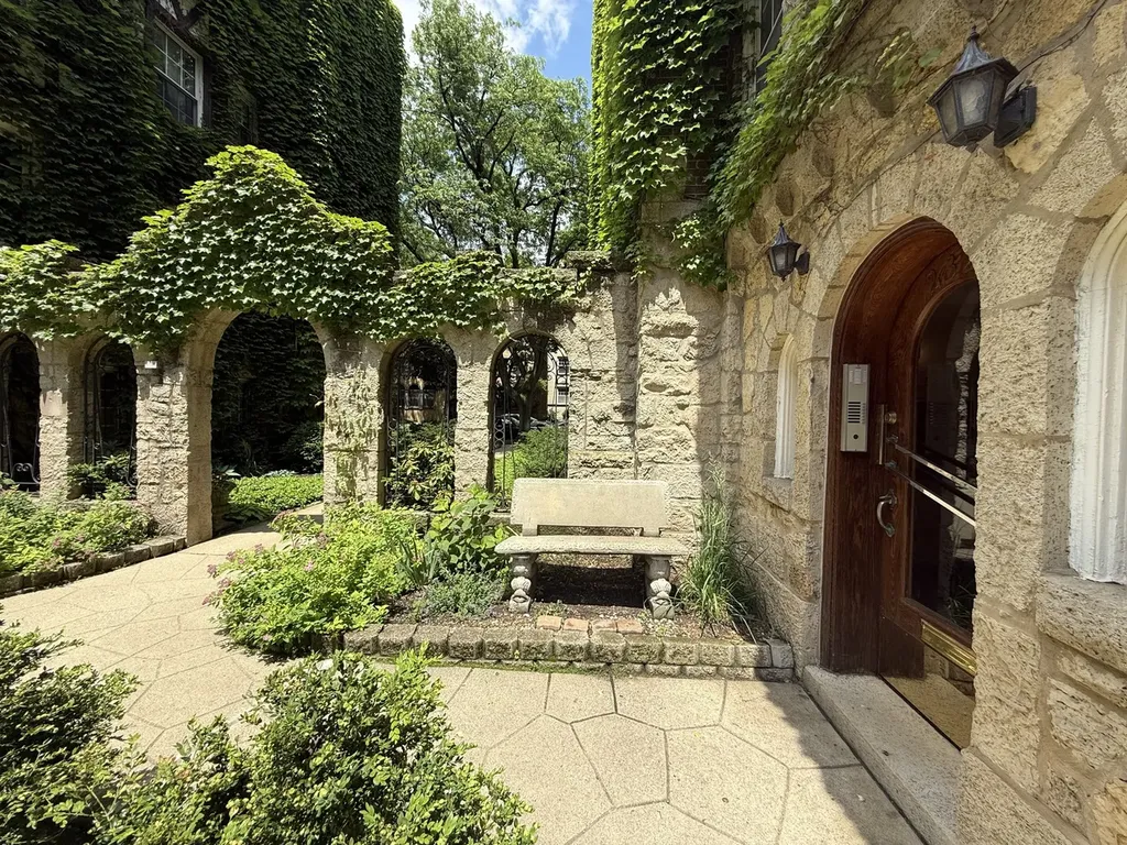 2329 West Farwell Avenue Chicago IL 60645