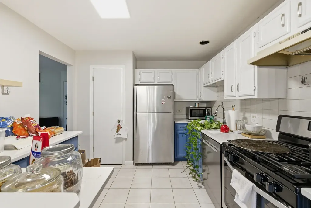 198 Camden Court Schaumburg IL 60193