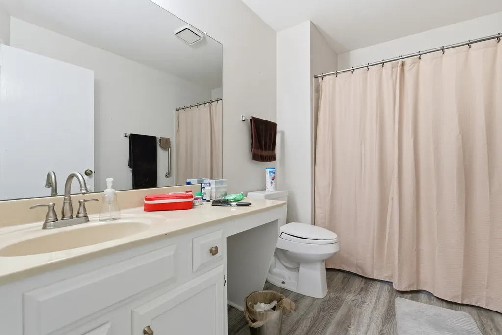 198 Camden Court Schaumburg IL 60193