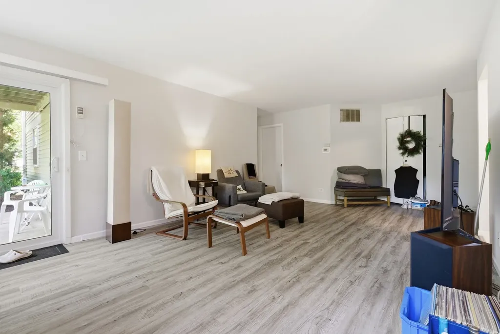 198 Camden Court Schaumburg IL 60193
