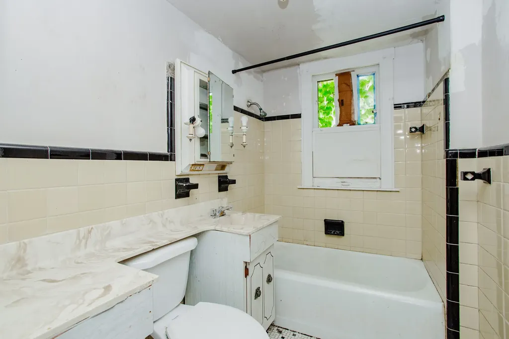 8255 South Saint Lawrence Avenue Chicago IL 60619