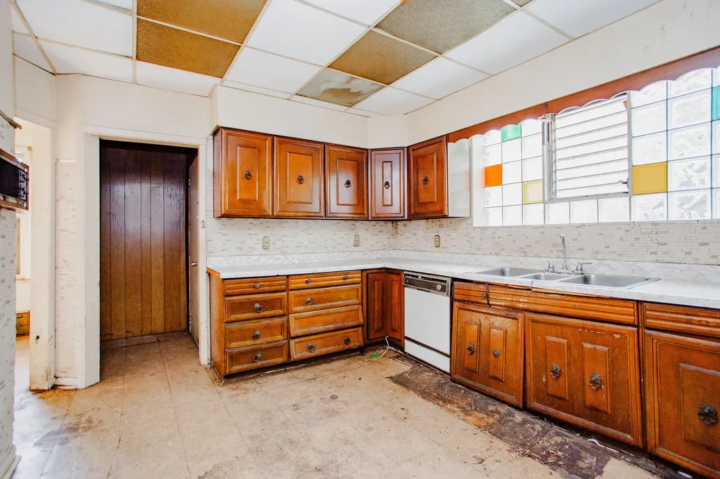 8255 South Saint Lawrence Avenue Chicago IL 60619
