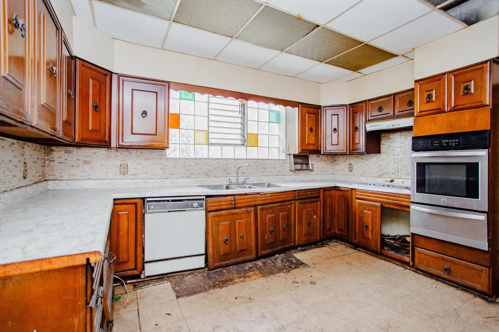 8255 South Saint Lawrence Avenue Chicago IL 60619