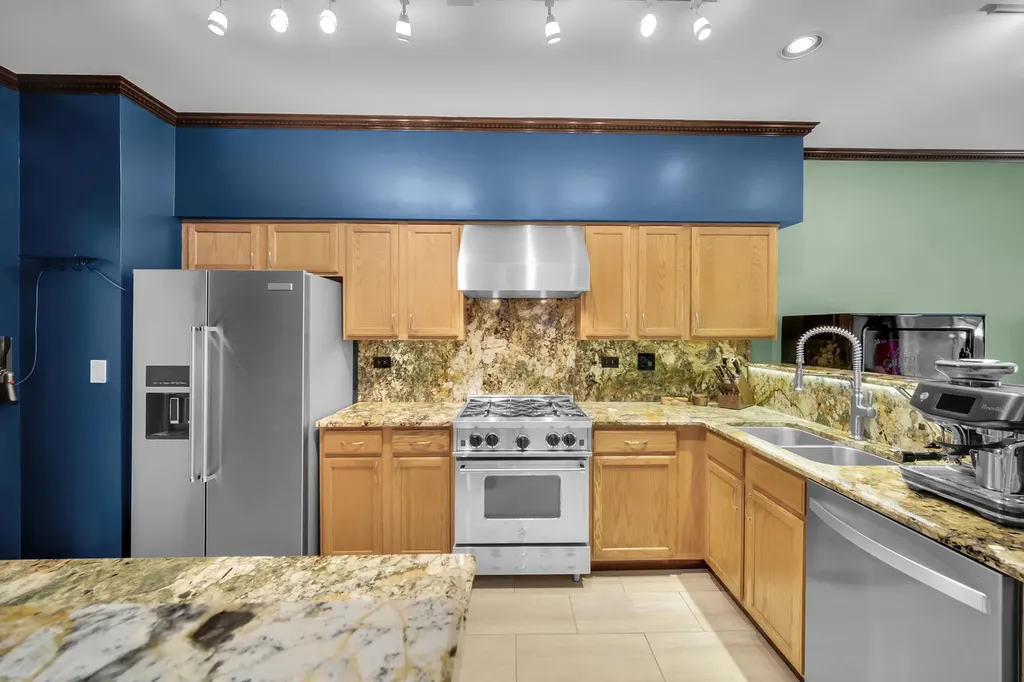 1032 Woodview Court Aurora IL 60502