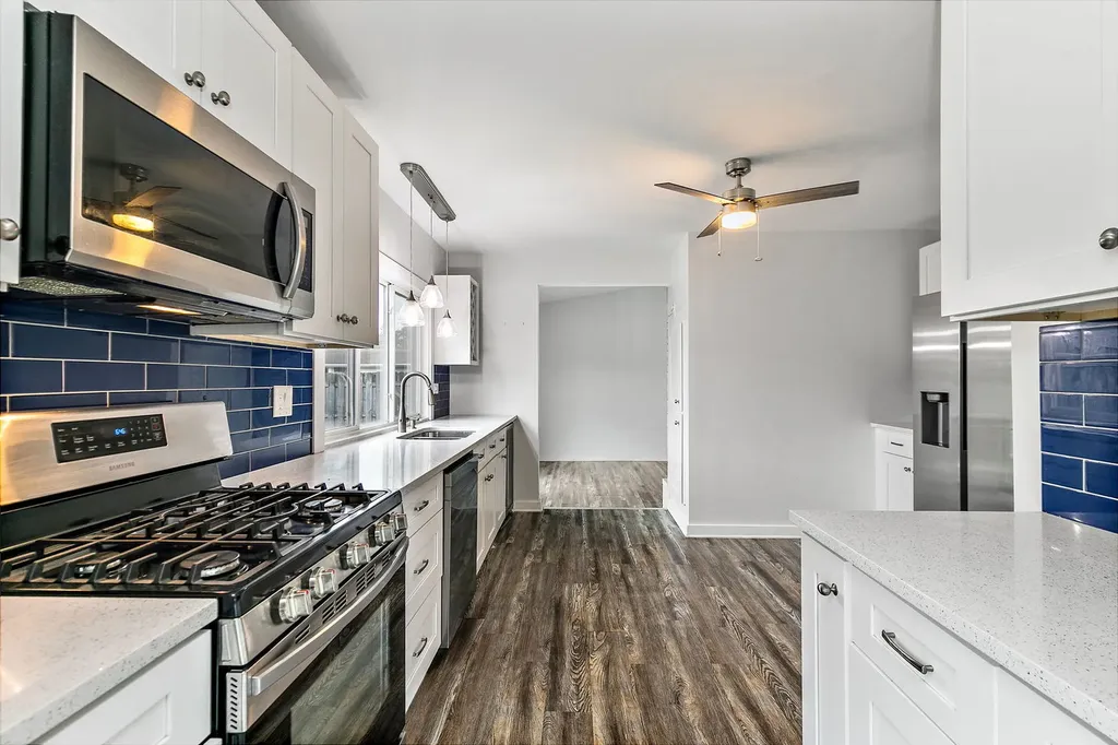 615 Lakeview Court Roselle IL 60172