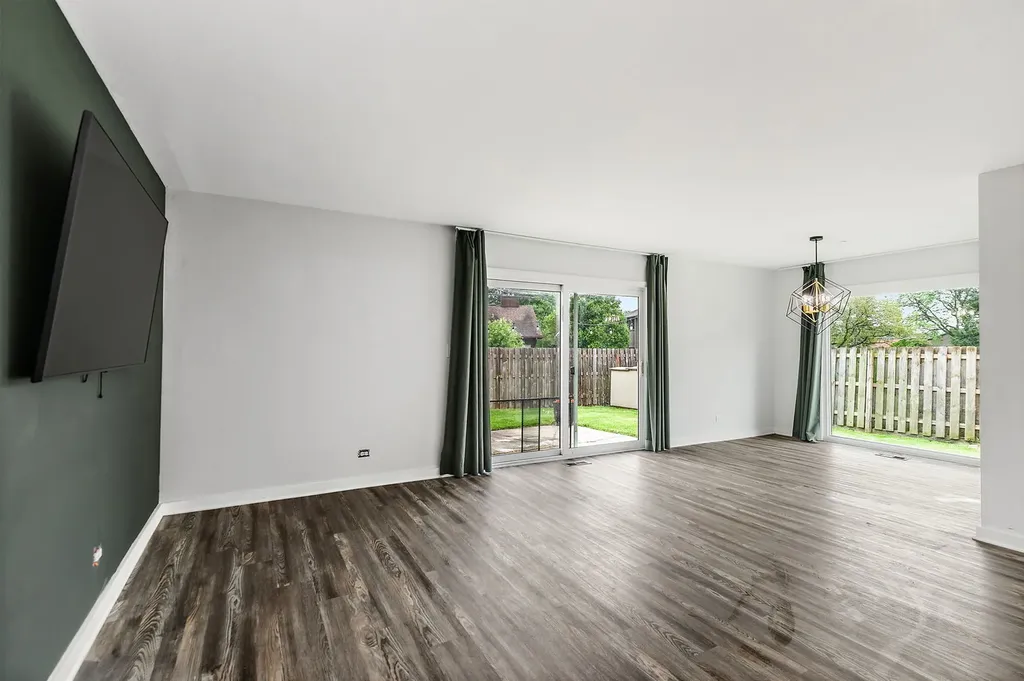 615 Lakeview Court Roselle IL 60172