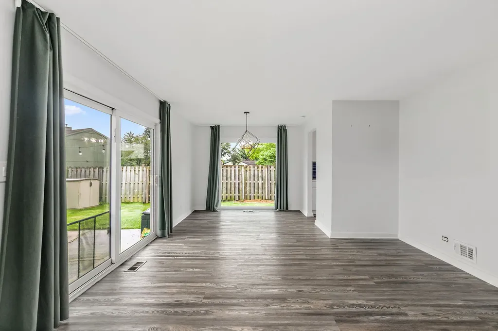 615 Lakeview Court Roselle IL 60172