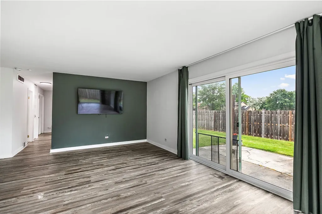 615 Lakeview Court Roselle IL 60172