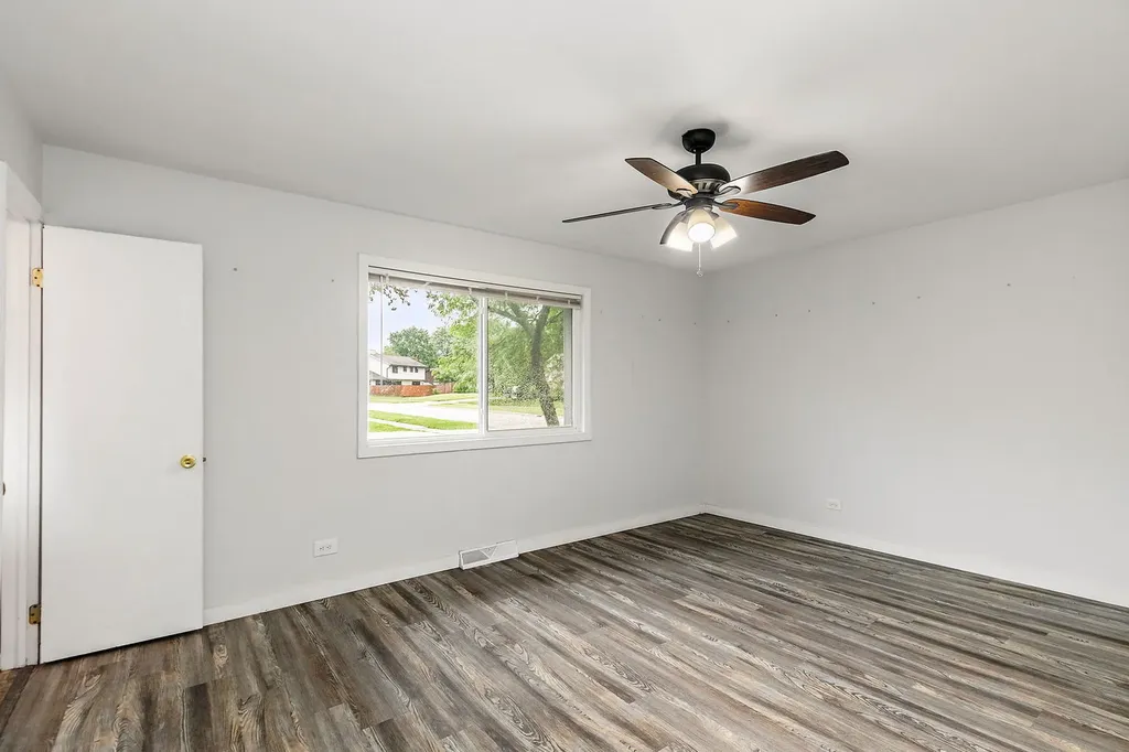 615 Lakeview Court Roselle IL 60172