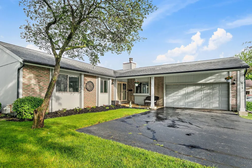 615 Lakeview Court Roselle IL 60172