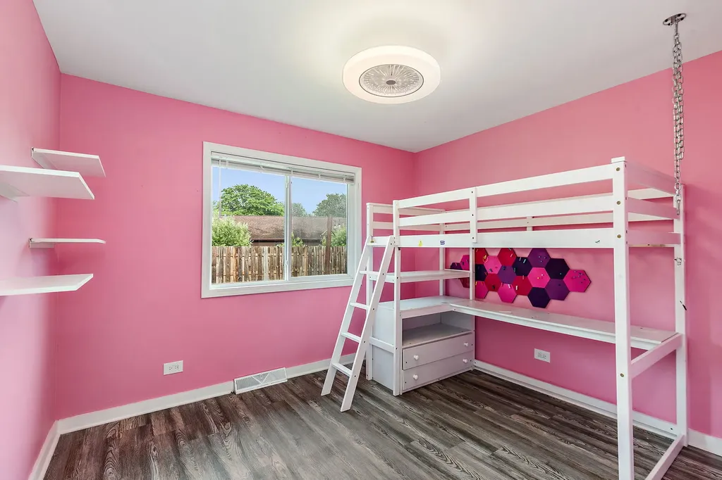 615 Lakeview Court Roselle IL 60172