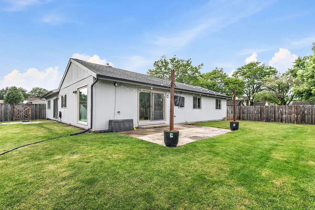 615 Lakeview Court Roselle IL 60172