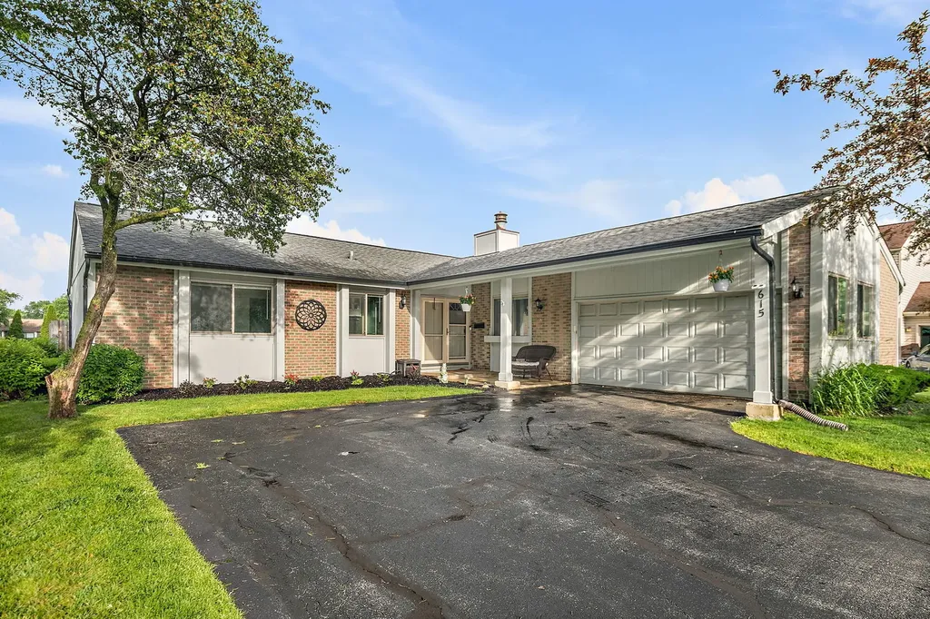 615 Lakeview Court Roselle IL 60172