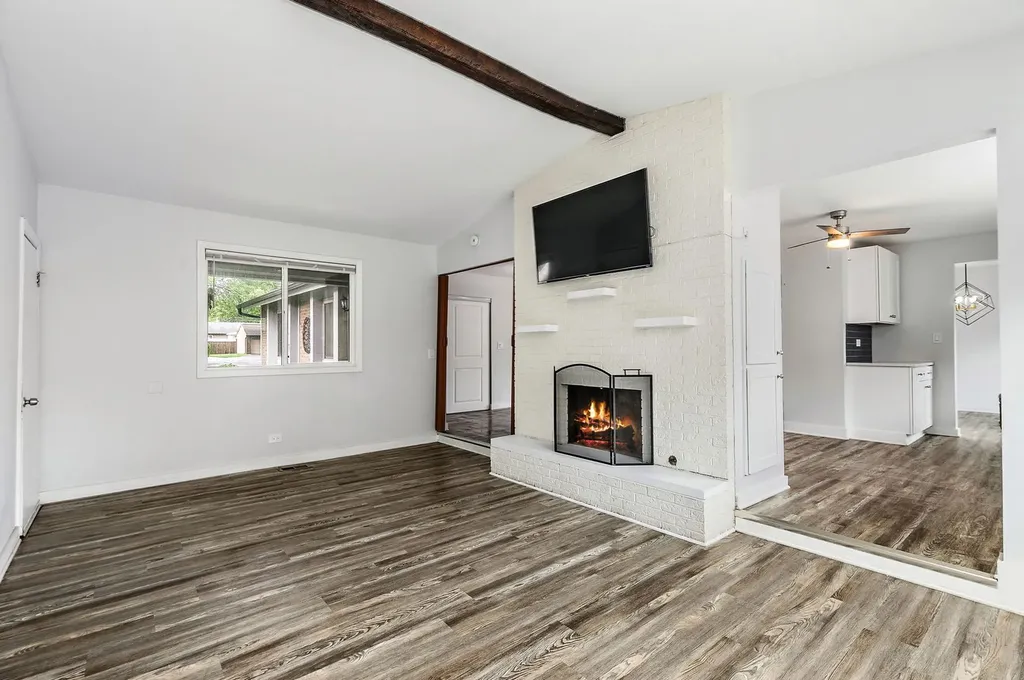 615 Lakeview Court Roselle IL 60172